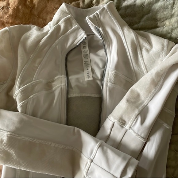 Absolutely loved this jacket, only worn 2x because it’s just too tight on me! - Picture 3 of 7